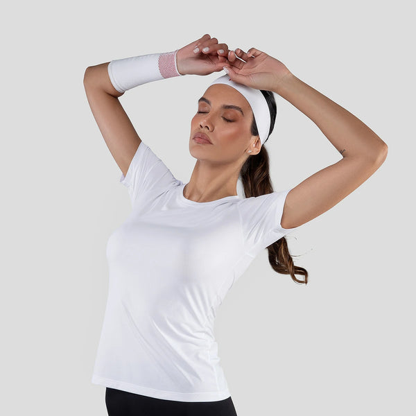 Camiseta Baby Look Fusion branca em movimento