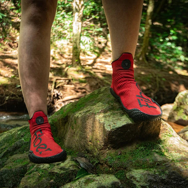 Sapatilha Barefoot Trail em terreno irregular