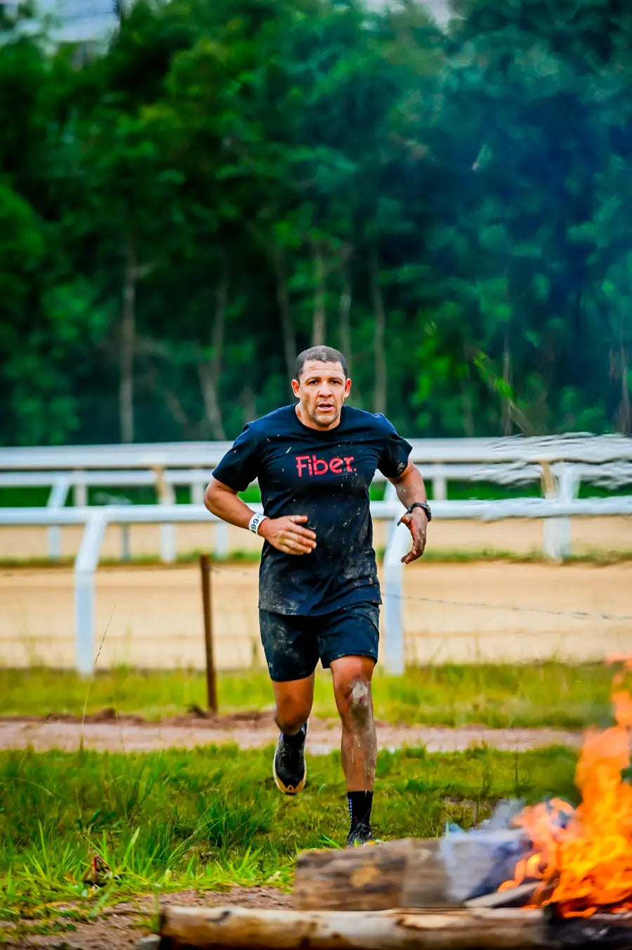 Atleta de camiseta Fiber correndo ao lado do fogo