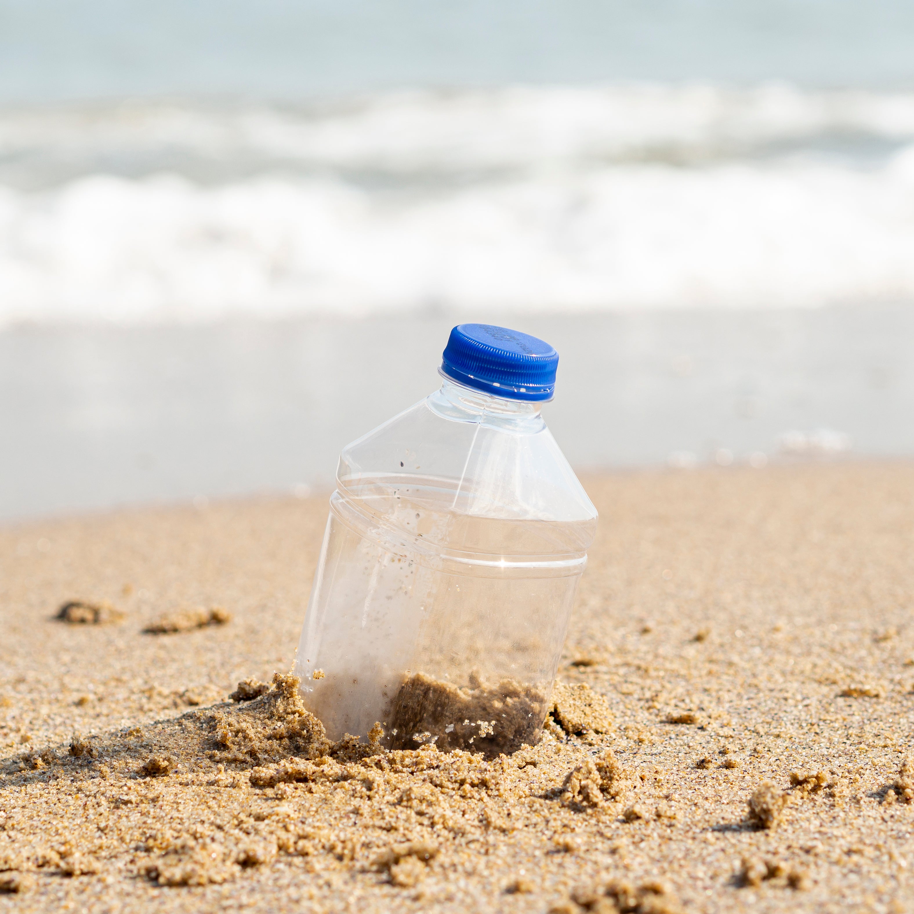 Impacto da garrafa pet no meio ambiente - garrafa pet na areia