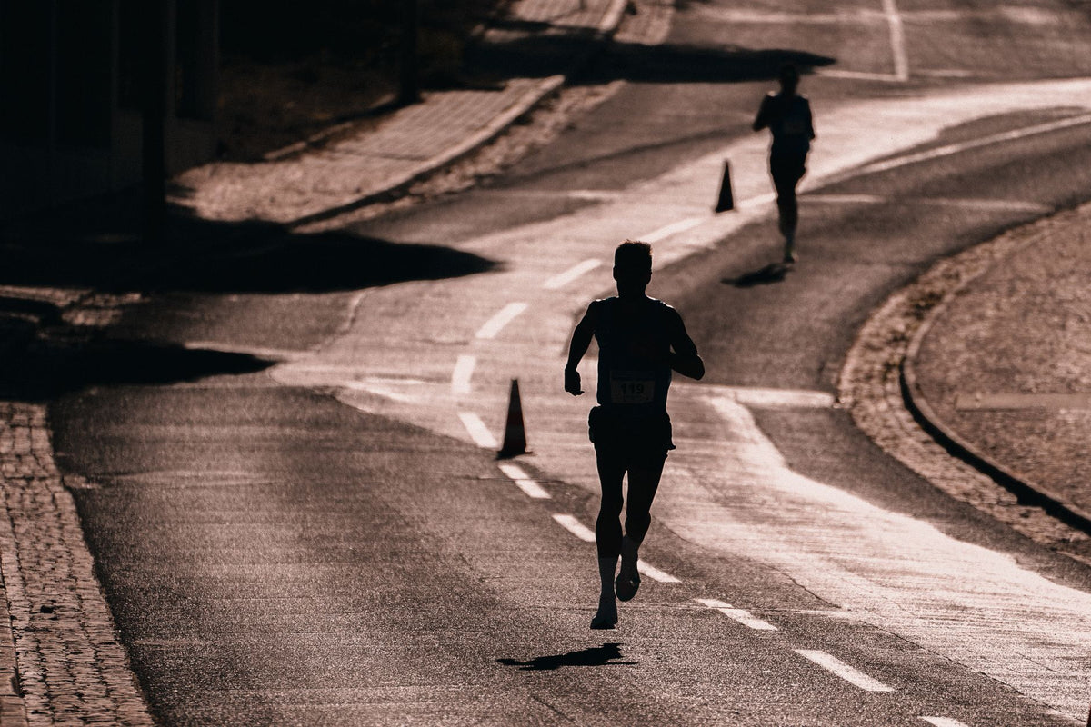 Cadência na corrida e carga no joelho: o que os estudos mostram