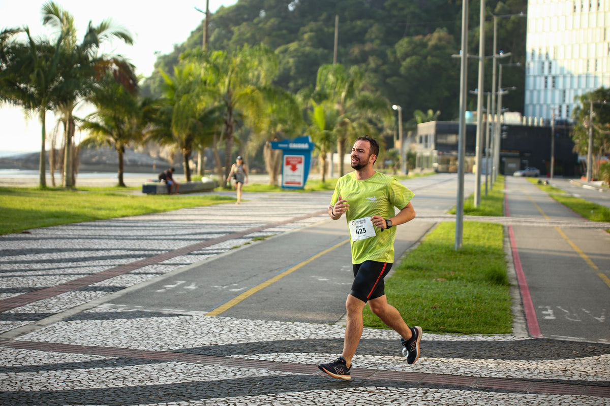 Cadência na corrida e carga no joelho: o que os estudos medem de fato