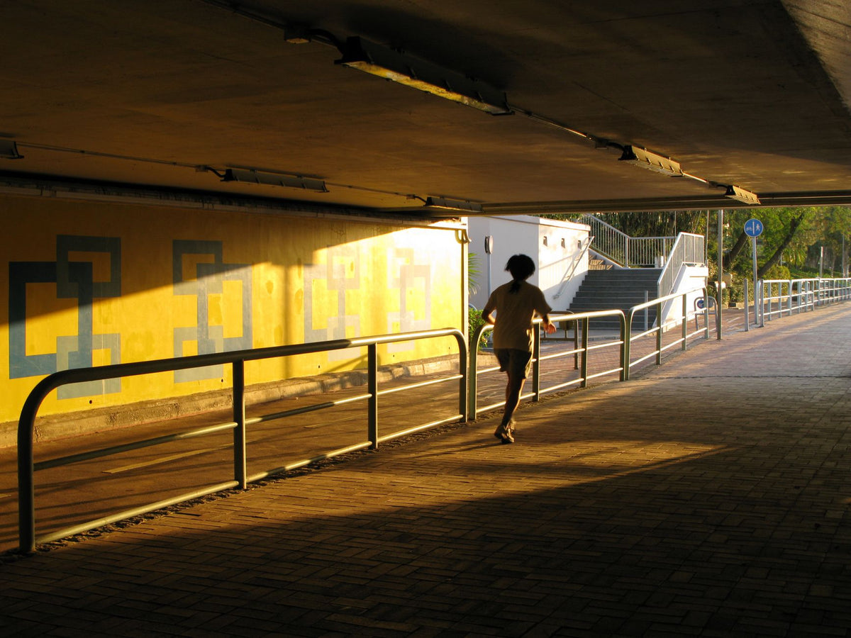 Cadência na corrida e carga no joelho: o que os estudos medem de verdade