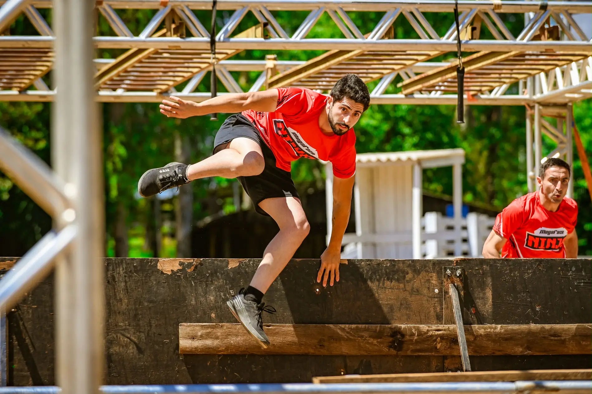 Atleta saltando um obstáculo de madeira durante a Megarace
