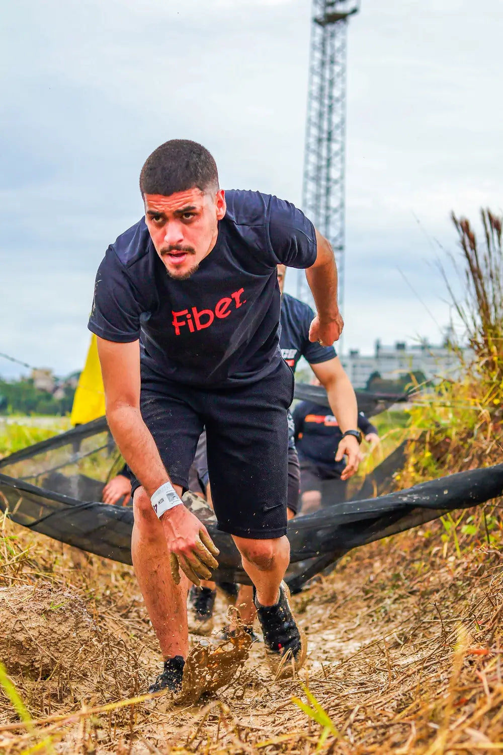 Atleta de camiseta Fiber subindo uma ribanceira