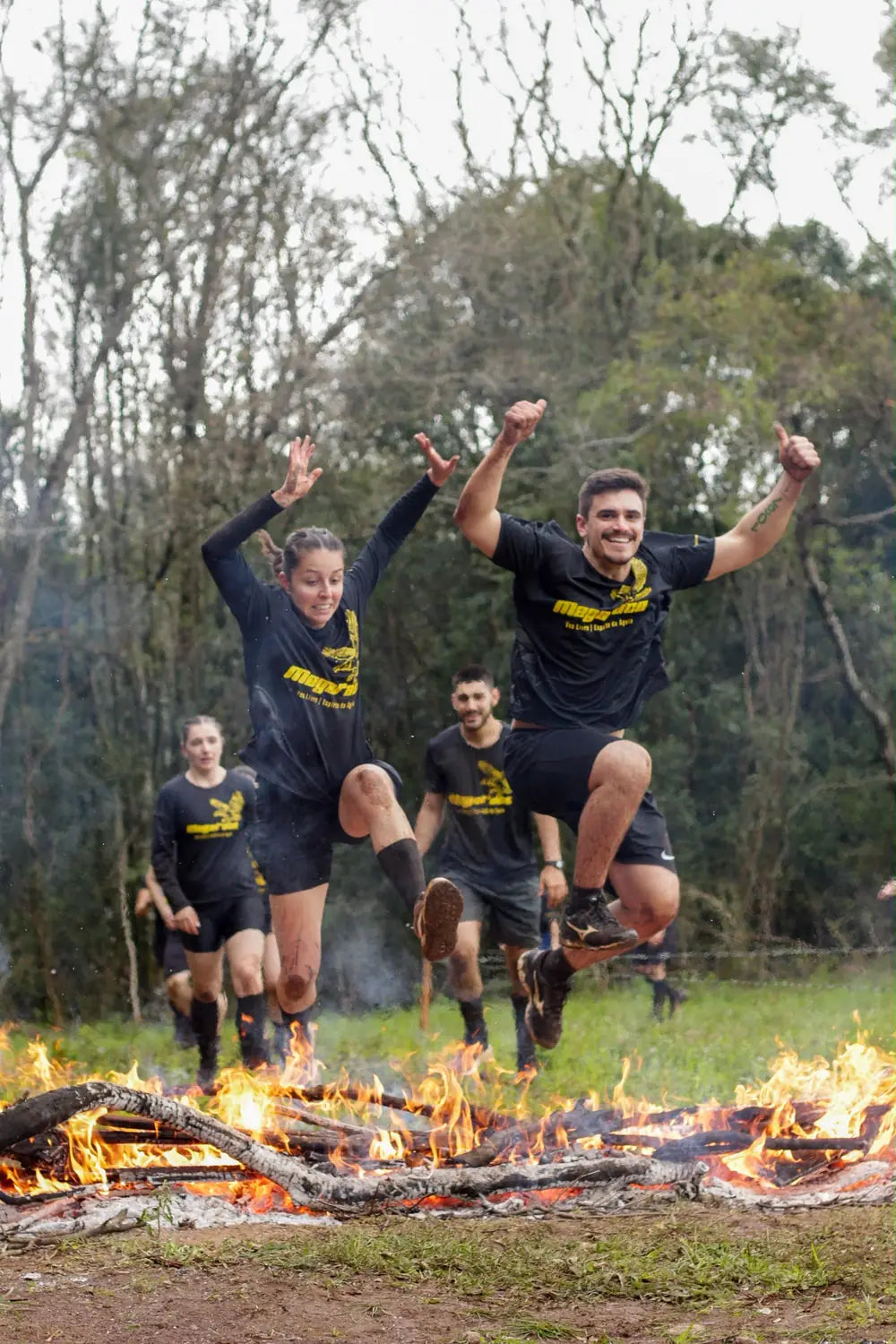 Atletas saltando sobre o fogo na Megarace